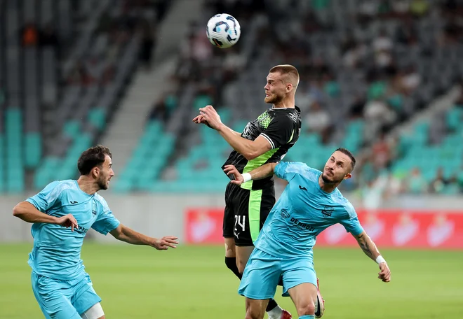 Alex Tamm (v sredini) je izsilil enajstemtrovko in jo tudi zastreljal. FOTO: Blaž Samec/Delo