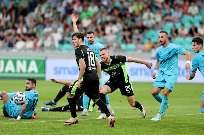 Nogometaši Olimpije so se po dnevih pretresov proti albanskemu prvaku Egnatii predstavili v solidni podobi in kljub neodločenem izidu lahko upajo na napredovanje. FOTO: Blaž Samec/Delo