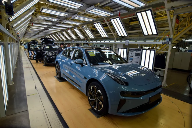 Pri Geelyju načrtujejo popolno združenje s hčerinsko družbo za vrhunska električna vozila Zeekr. FOTO: Nick Carey/Reuters