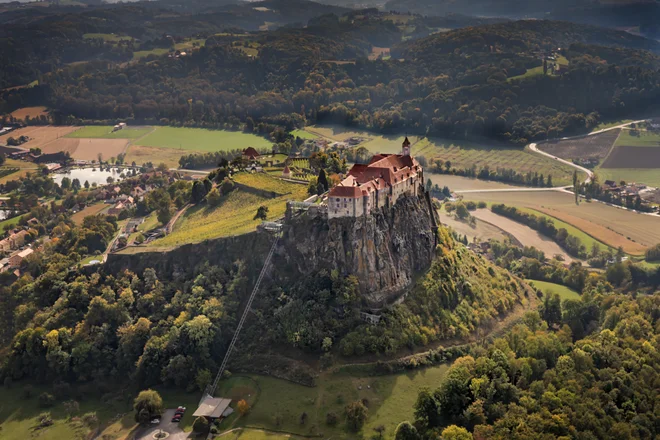 Na Riegersburg se je bilo včasih treba povzpeti peš, danes je dostopen tudi z vzpenjačo. FOTO: Rudi Ferder