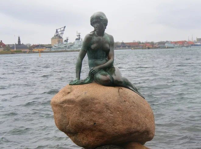 Simbol danske prestolnice je bronasti kip Male morske deklice, pred dvema desetletjema je dobil dvojnico, tako imenovano veliko morsko deklico. FOTO: Reuters