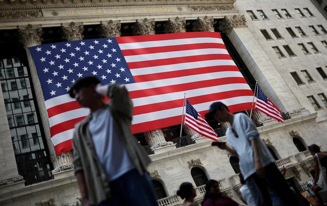Donosnost do dospetja desetletne ameriške državne obveznice se je znižala s 4,37 na 4,19 odstotka, donosnost do dospetja dveletnih obveznic pa je upadla s 3,96 na 3,68 odstotka. Foto Agustin Marcarian/Reuters