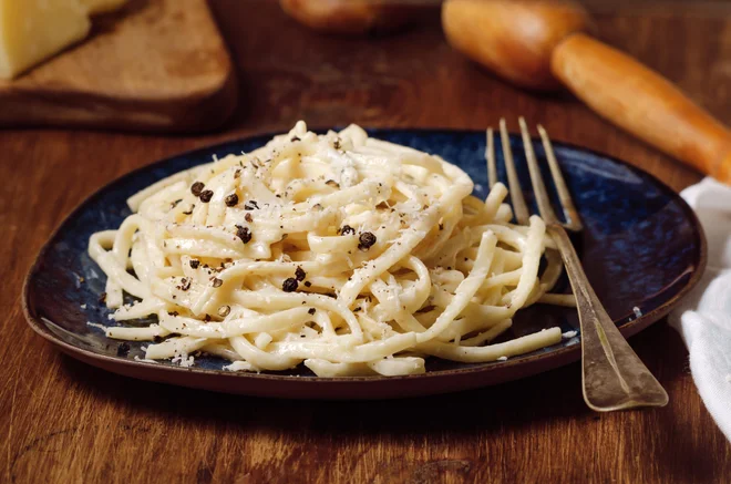 Cacio e Pepe. Prava različica vsebuje le tri sestavine: špagete, črni poper in sir pecorino. FOTO: Shutterstock