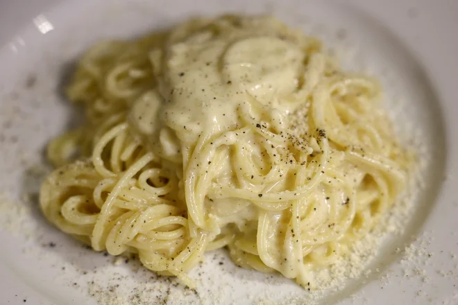 Italijani se pogosto razburijo, ko tujci spreminjajo njihove recepte – na primer pizza z ananasom, kapučino po poldnevu ali karbonara s smetano. FOTO: Guglielmo Mangiapane/Reuters