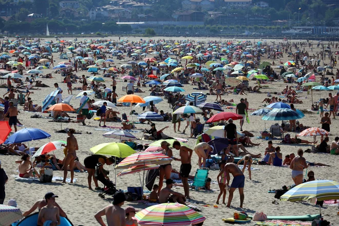 Posebej občutljivi so primeri, kjer so ljudje posneti v kopalkah, v bazenu ali na plaži, saj gre za okoliščine, ki zahtevajo višji standard varstva zasebnosti. FOTO: Thomas Coex/AFP