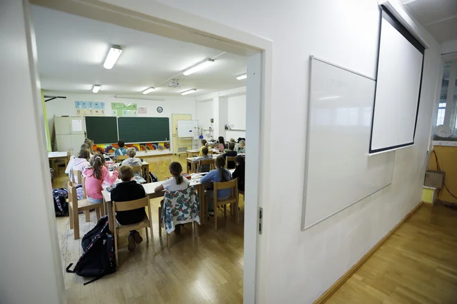 Na številnih šolah še ne vedo, kdo bo 1. septembra stopil pred učence. FOTO: Jože Suhadolnik/Delo