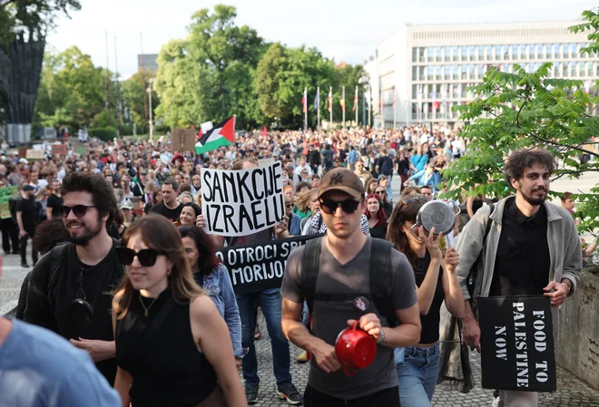 Protest v podporo Palestini ta teden je bil najbolj množičen do zdaj. FOTO: Blaž Samec