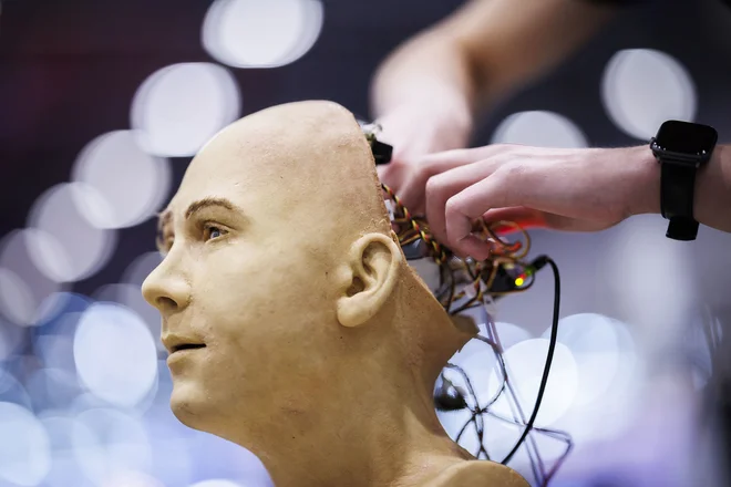 Humanoidni roboti, opremljeni z umetno inteligenco, so že atrakcija na sejmih, saj jih poznamo iz več filmov. FOTO: Valentin Flauraud/AFP