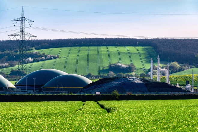 Sodobna bioplinarna na podeželju za proizvodnjo električne energije in toplote iz obnovljivih virov energije. FOTO: Shutterstock