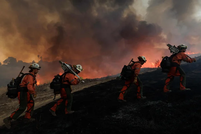 Z njim se bori okoli 400 gasilcev, poroča Los Angeles Times. FOTO: Eric Thayer Getty Images Via Afp