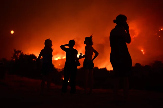 Ognjeni zublji 45 kilometrov južno od Aten. FOTO: Aris Messinis/AFP