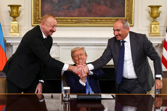 Voditelja Armenije in Azerbajdžana pri Trumpu. FOTO: Kevin Lamarque/Reuters