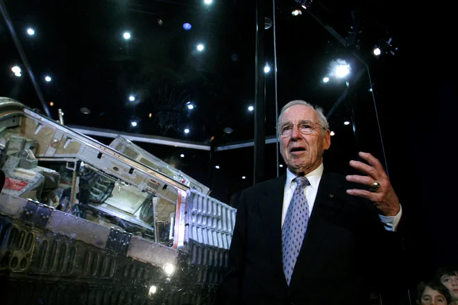 Jim Lovell speaks. FOTO: Joshua Lott/Reuters