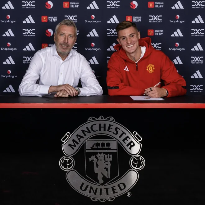 Benjamin Šeško je podpisal za Manchester United. FOTO: MUFC/twitter