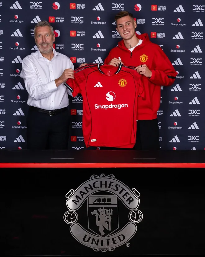 Šeška so predstavili na Old Traffordu. FOTO: MUFC/twitter