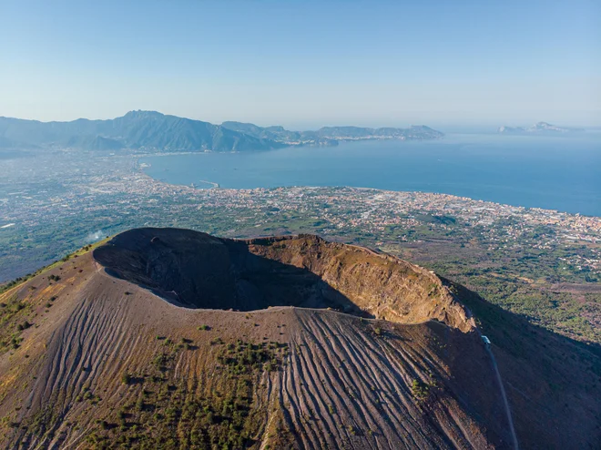 Dva kilometra široka požarna fronta po besedah podpredsednika italijanske poslanske zbornice uničuje Vezuv. FOTO: Shutterstock