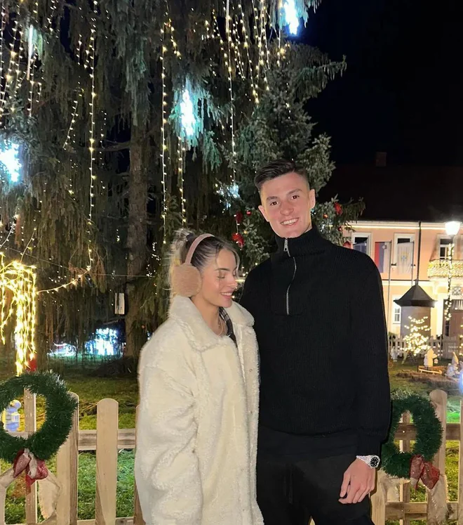 Benjamin Šeško in Anita sta se znašla na naslovnicah tabloidov. FOTO: X