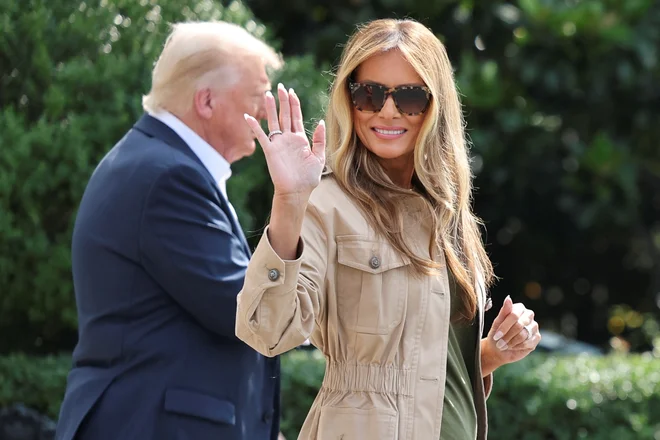Tako je Melania pomahala fotografom, preden sta s soprogom odpotovala v Teksas na ogled območij obširnih poplav julija letos. FOTO: Jonathan Ernst/Reuters
