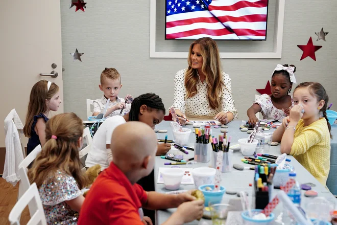 Melania na obisku v otroški bolnišnici v Washingtonu julija letos FOTO: Ken Cedeno/Reuters