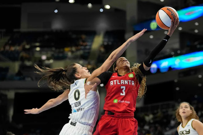 Tekma ekip Atlanta Dream in Chicago Sky v Wintrust Areni v Chicagu 7. avgusta FOTO: Patrick Mcdermott Getty Images Via Afp