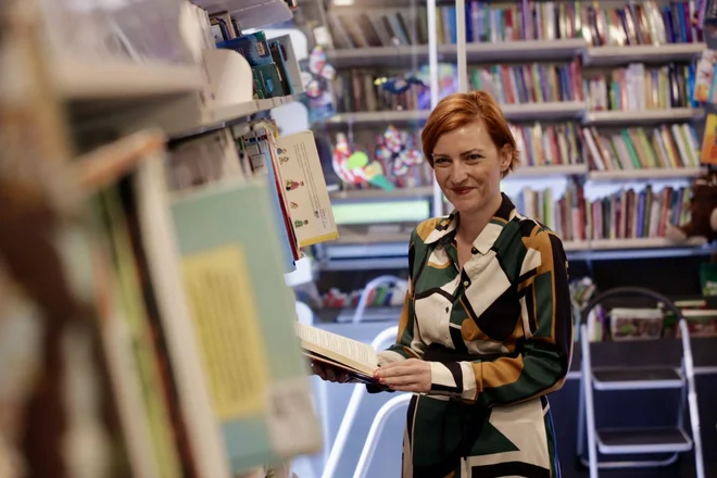 Ustanove s področij vizualne umetnosti, filma, knjige in gledališča bodo po mnenju ministrice prispevale k digitalnemu podpornemu okolju v kulturi. FOTO: Črt Piksi/Delo