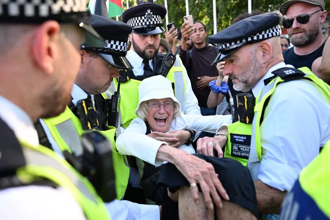 Policisti so med drugim v središču Londona aretirali 89-letno protestnico, ki se je udeležila demonstracij »Lift The Ban« v podporo prepovedani skupini Palestine Action, ki poziva k odpravi nedavno uvedene prepovedi. Policija je vse protestnike opozorila, da jim grozi aretacija. Palestine Action je bila prepovedana v skladu z Zakonom o terorizmu iz leta 2000. Foto: Chris J Ratcliffe/Afp