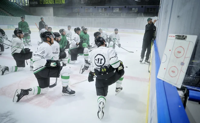 Ben Cooper je pred prvim treningom nagovoril igralce. FOTO: Jože Suhadolnik