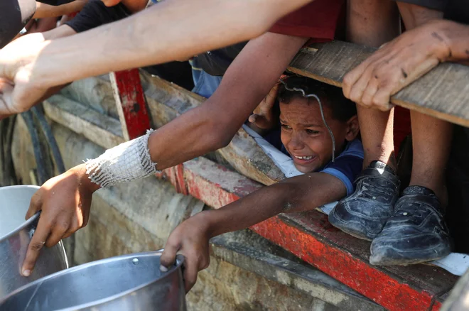 Trenutne dobave so po ocenah humanitarcev omejene in nezadostne. FOTO: Mahmoud Issa/Reuters