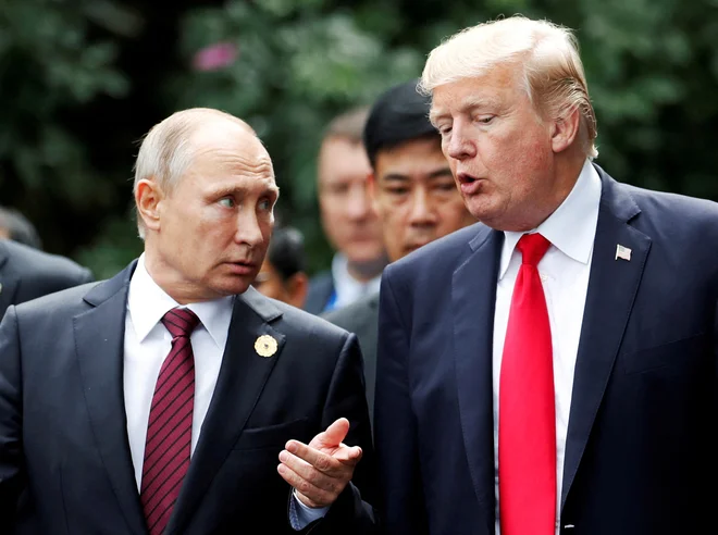 Ruski voditelj Vladimir Putin med pogovorom z ameriškim predsednikom Donaldom Trumpom ob robu zasedanja Azijsko-pacifiškega gospodarskega foruma leta 2017 v Vietnamu. FOTO: Jorge Silva/Reuters