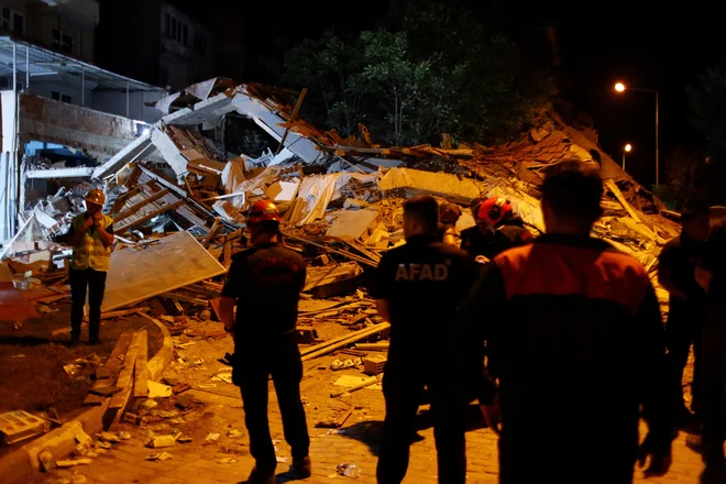 Izpod ruševin ene izmed porušenih hiš so rešili štiri osebe. FOTO: Efekan Akyuz/Reuters