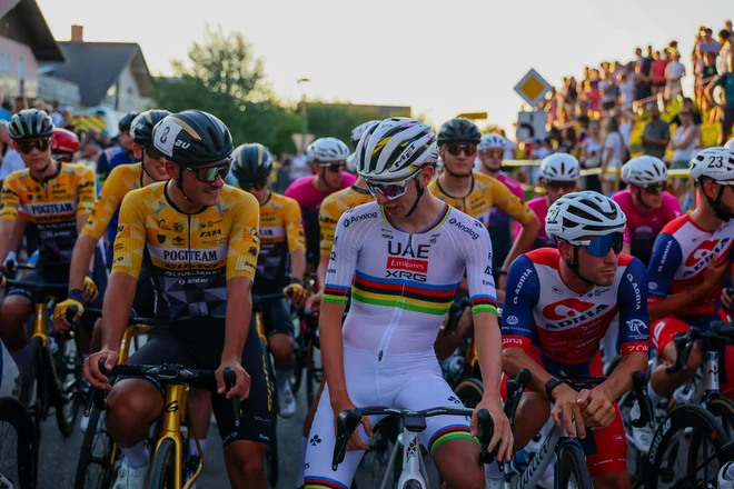 Tudi mladim kolesarjem slovenskih kontinentalnih ekip je bilo v soboto v čast voziti ob boku najboljšega kolesarja na svetu. FOTO: Črt Piksi/Delo