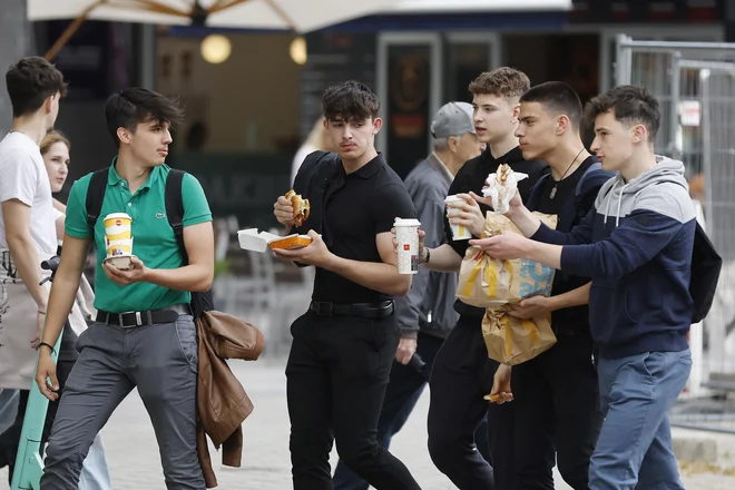 Približno tretjina študentov vsak teden posega po hitri prehrani, kot so hamburgerji in pice, kažejo podatki NIJZ. FOTO: Leon Vidic/Delo