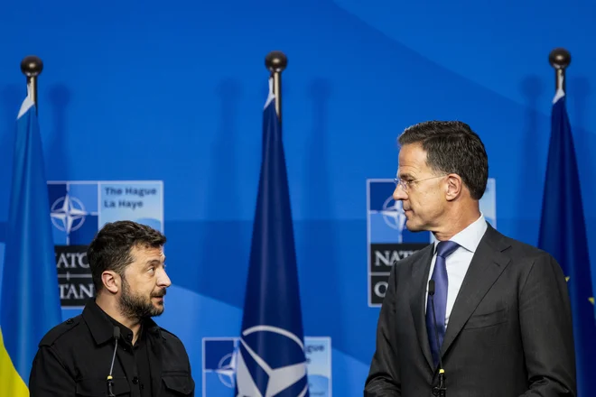 Generalni sekretar Nata Mark Rutte (na fotografiji z ukrajinskim predsednikom Volodimirjem Zelenskim) se ne strinja z očitki, da Donald Trump ne pritiska dovolj na Vladimirja Putina. FOTO: Sem Van Der Wal/AFP