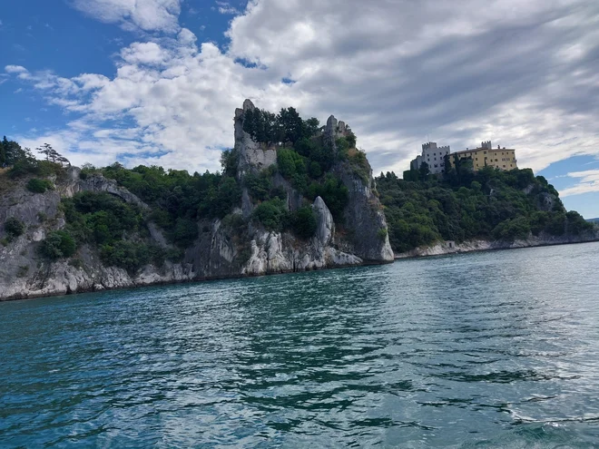 Dva gradova, dva pomnika Devina. Eden v ruševinah, drugi privablja poglede in obiskovalce. FOTO: Dejan Vodovnik