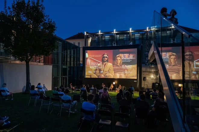 Osma edicija festivala na zelenico letnega kina Slovenske kinoteke na Muzejski ploščadi Metelkova spet prinaša iskriv preplet literature in filma. FOTO: Domen Pal