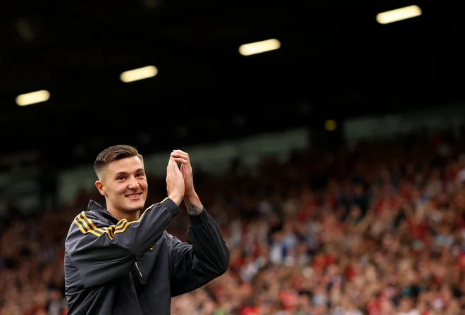 Benjamin Šeško je pozdravil navijače na Old Traffordu. FOTO: Andrew Boyers/Reuters