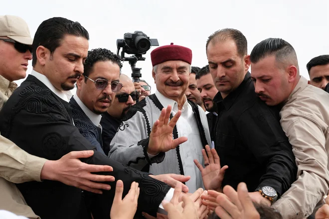 Za Khalifa  Haftarja pravijo tudi, da nadzoruje tihotapske mreže, ki pošiljajo migrante iz Libije čez Sredozemlje v Evropo. FOTO: Esam Omran Al-Fetori/Reuters