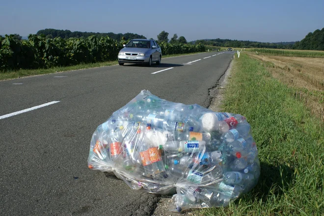 Odlok razlikuje med nenevarnimi in nevarnimi odpadki. Za cigaretne ogorke ali robčke, odvržene iz avtomobila, lahko globa doseže 1188 evrov. FOTO: Oste Bakal