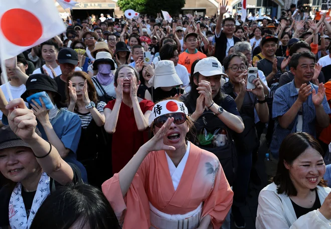 Na volitvah na Japonskem je zmagala skrajno desna stranka Sanseitō, ki je svoj uspeh zgradila na množičnem širjenju lažnih novic in hujskanju proti tujcem, s čimer je nagovorila predvsem mlade volivce na družbenih omrežjih. FOTO: Kim Kyung-Hoon/Reuters
