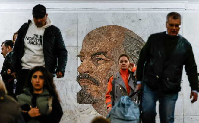 Včasih je edini način, da ohraniš vero (ali v tem primeru politično idejo) pri življenju, da izvedeš sektaški, heretični odcep od njenega glavnega, mrtvega telesa. Vladimir Lenin je to storil s tradicionalnim marksizmom.

FOTO: Maxim Shemetov/Reuters
