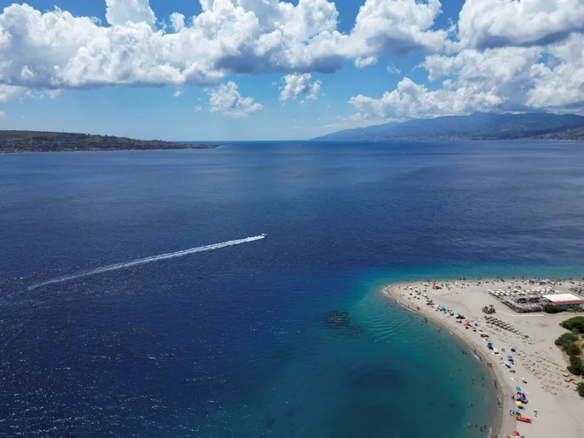 Del območja, kjer bo most povezoval Sicilijo s kopnim. FOTO: Yara Nardi/Reuters