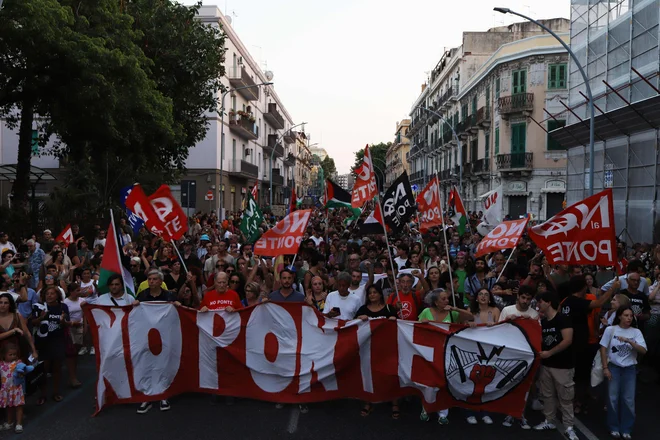 Med prebivalci ob ožini je precej nasprotnikov tega orjaškega projekta. V kraju Villa San Giovanni ljudje protestirajo zaradi velikega vpliva, ki ga bo imela obsežna in dolgotrajna gradnja. FOTO: Gianluca Chininea/AFP