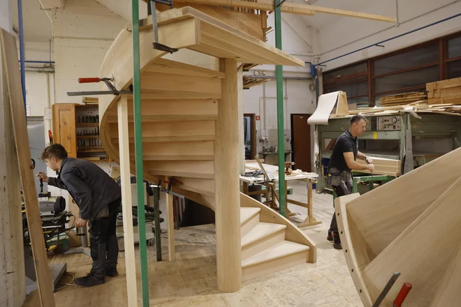 Poklici v lesni industriji bodo v prihodnje še bolj iskani, predvsem profili, ki združujejo tradicionalna znanja z digitalnimi kompetencami. FOTO: Leon Vidic/Delo