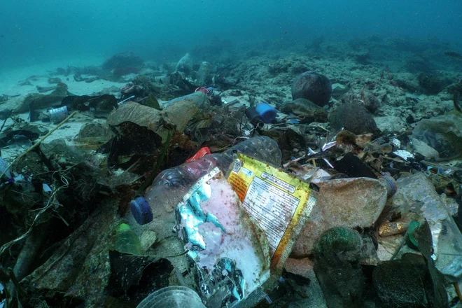 Morja plačujejo velik davek človekovega ravnanja. FOTO: Napat Wesshasartar/Reuters