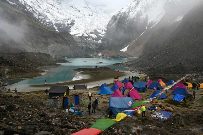 Nepal, ki se sicer sooča s kritikami, da na leto izda preveč dovoljenj turistom za vzpon na najvišjo goro, je lani z dovoljenji za plezanje zaslužil 5,9 milijona dolarjev. FOTO: Prakash Mathema/AFP