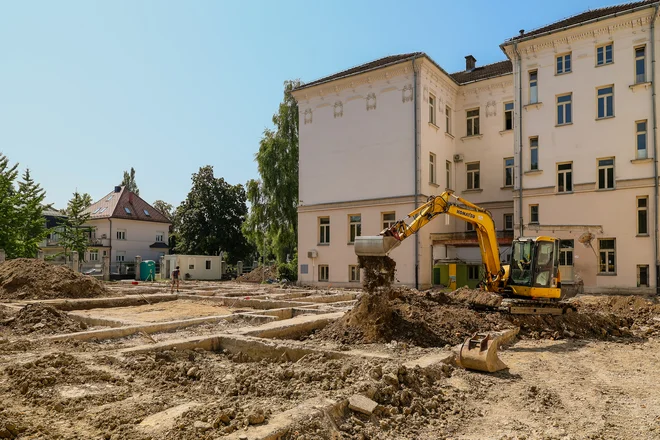 Družba Dema Plus je v začetku julija začela rušiti telovadnico, zdaj so na vrsti arheološka izkopavanja. Investicija je ocenjena na 17,6 milijona evrov. FOTO: Črt Piksi