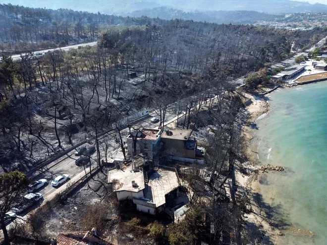 Pogorišče v mestu Çanakkale na zahodni obali Turčije. Zaradi gozdnih požarov so morali te dni na severozahodu Turčije preseliti približno 2000 prebivalcev.               Foto Efekan Akyuz/Reuters