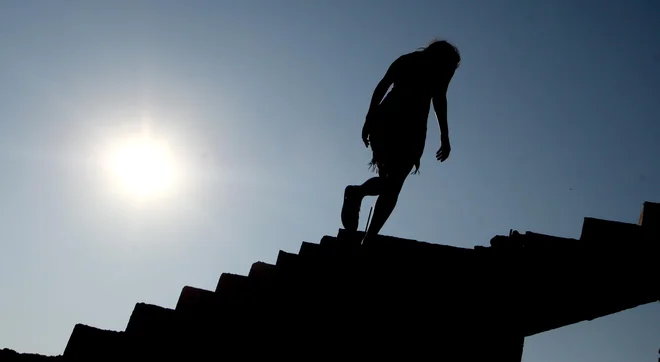 Kot so sporočili, so v zadnjem času na očesni kliniki UKC Ljubljana obravnavali večje število bolnikov z okvaro centralnega vida, ki nastane zaradi neposrednega gledanja v sonce. FOTO: Roman Šipić