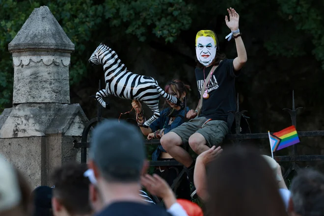 Zaradi vse večjega zanimanja javnosti je poslanec Hadházy organiziral celo vodene oglede posestva. FOTO: Bernadett Szabo/Reuters