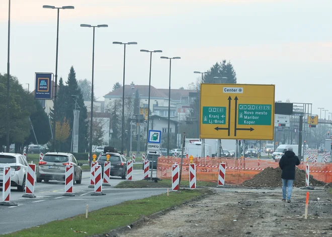 Prenove in širitve Celovške ceste vedno povečajo prometno gnečo. FOTO: Jože Suhadolnik
